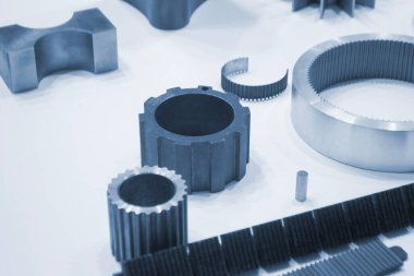 Beyaz bir yüzeyde farklı metal modeller. Birçok metal ürünü yakın planda. Vitesin çeşitli metal parçaları. Vites tekerlekleri. Metal işleme. Endüstriyel metal nesneler. Çelik imalatı