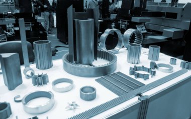 Beyaz bir yüzeyde farklı metal modeller. Birçok metal ürünü yakın planda. Vitesin çeşitli metal parçaları. Vites tekerlekleri. Metal işleme. Endüstriyel metal nesneler. Çelik imalatı