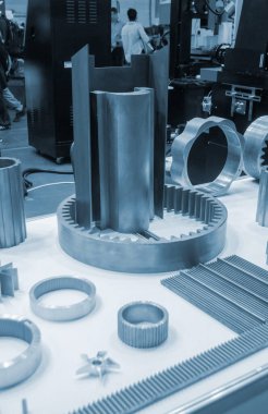 Beyaz bir yüzeyde farklı metal modeller. Birçok metal ürünü yakın planda. Vitesin çeşitli metal parçaları. Vites tekerlekleri. Metal işleme. Endüstriyel metal nesneler. Çelik imalatı