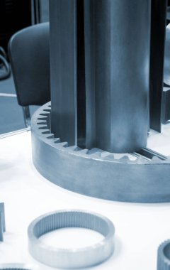 Beyaz bir yüzeyde farklı metal modeller. Birçok metal ürünü yakın planda. Vitesin çeşitli metal parçaları. Vites tekerlekleri. Metal işleme. Endüstriyel metal nesneler. Çelik imalatı