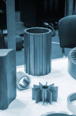 Beyaz bir yüzeyde farklı metal modeller. Birçok metal ürünü yakın planda. Vitesin çeşitli metal parçaları. Vites tekerlekleri. Metal işleme. Endüstriyel metal nesneler. Çelik imalatı