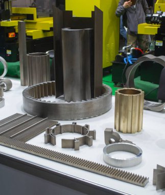 Beyaz bir yüzeyde farklı metal modeller. Birçok metal ürünü yakın planda. Vitesin çeşitli metal parçaları. Vites tekerlekleri. Metal işleme. Endüstriyel metal nesneler. Çelik imalatı