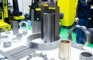 Beyaz bir yüzeyde farklı metal modeller. Birçok metal ürünü yakın planda. Vitesin çeşitli metal parçaları. Vites tekerlekleri. Metal işleme. Endüstriyel metal nesneler. Çelik imalatı