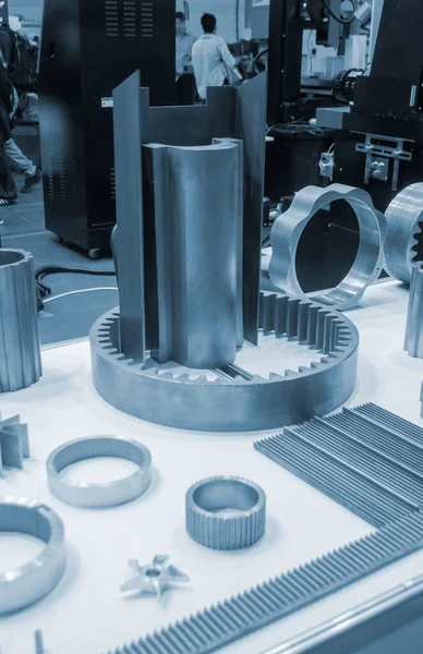 Beyaz bir yüzeyde farklı metal modeller. Birçok metal ürünü yakın planda. Vitesin çeşitli metal parçaları. Vites tekerlekleri. Metal işleme. Endüstriyel metal nesneler. Çelik imalatı