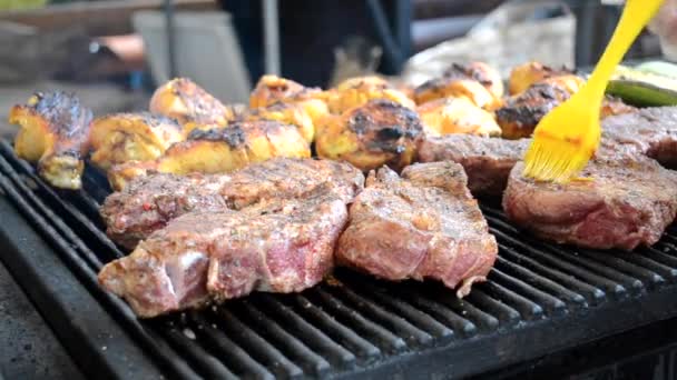 Bifes de carne perto — Vídeo de Stock