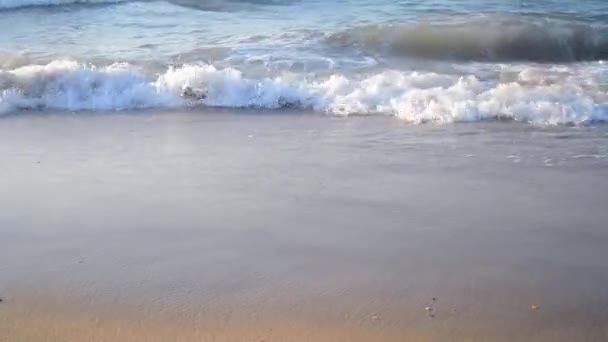 Achtergrond leeg het zand en de golven op het onstuimige — Stockvideo