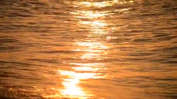 Very nice sunrise and sunset the sun is reflected in the waves — Stock Video