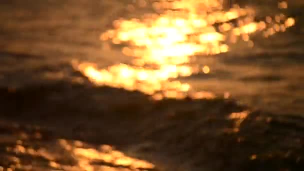 Fond flou vagues de la mer pendant l'aube, crépuscule — Video