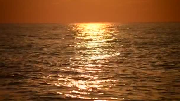 Zonne-pad licht op de golven van de zee tijdens zonsondergang, zonsopgang — Stockvideo