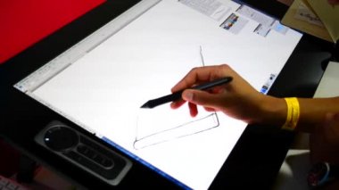 Adam eliyle büyük tablet bilgisayarda çizim