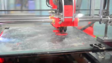 3D printerlere harcama maddeler kırmızı gülümseme kırmızı plastik yazdırır