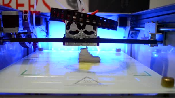 Крупный план печати на 3D принтере — стоковое видео