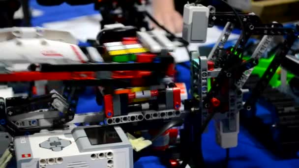 Rubiks cube Roboter kompilieren — Stockvideo