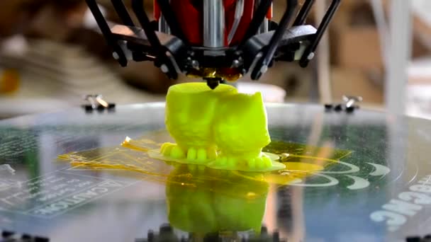 3D принтер печатает две фигуры — стоковое видео