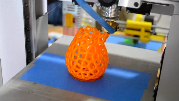 Impresora 3D imprime la figura naranja — Vídeos de Stock