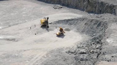 Büyük kamyon sürme bir granit ocağı