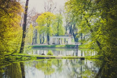 bahar parkta beyaz sütun