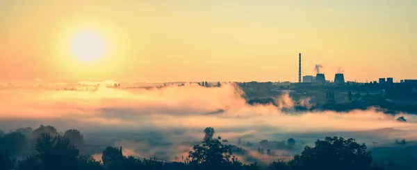 Panorama, Kraftwerk und die Morgendämmerung mit Nebel — Stockfoto