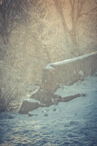 Metade do inverno parede de pedra colapsada — Fotografia de Stock