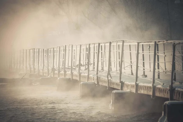 Ponte feita de blocos de concreto sobre o rio no inverno — Fotografia de Stock