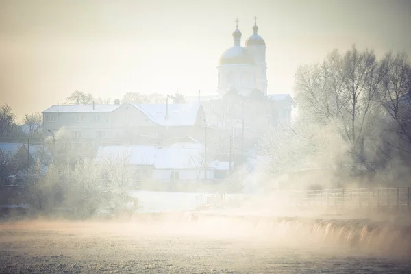 Église avec dômes et croix en hiver — Photo