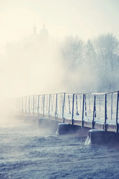 Soğuk bir sabah nehirde üzerinde eski köprü — Stok fotoğraf