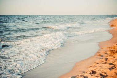 dalgalar deniz ile Sahil kumu görünümünü