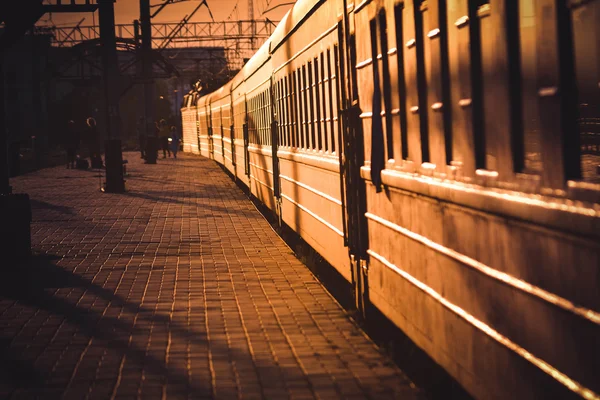 Tåget stannar på stationen, filtrera — Stockfoto