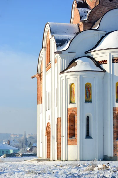 Сторона фасадной церкви в солнечный зимний день — стоковое фото