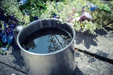 kupa ile sıvı metal ahşap bir masa üzerinde