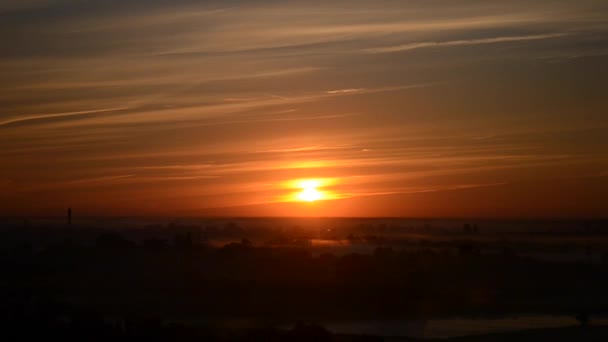 Восход солнца за горизонтом, быстрое видео — стоковое видео