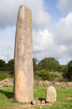 Sardinya Sardegna 'daki Menhir megalith taşı İtalya arkeoloji tarihi alanında duran büyük megalit taşı, Villa Sant' Antonio, Sardinya