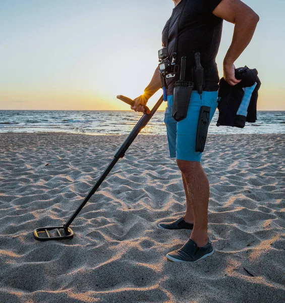 Homem Usa Decetor Metal Praia Para Procurar Objetos Preciosos — Fotografia de Stock