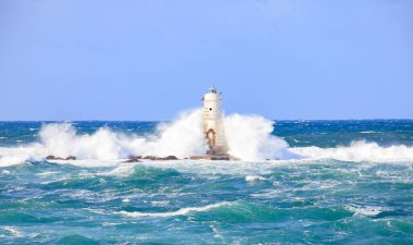 Mangiabarche 'ın deniz feneri mistral bir fırtınanın dalgalarıyla örtülü.