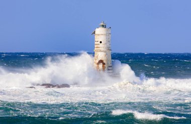 Mangiabarche 'ın deniz feneri mistral bir fırtınanın dalgalarıyla örtülü.