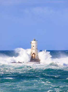 Mangiabarche 'ın deniz feneri mistral bir fırtınanın dalgalarıyla örtülü.