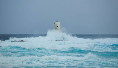 Mangiabarche 'ın deniz feneri mistral bir fırtınanın dalgalarıyla örtülü.