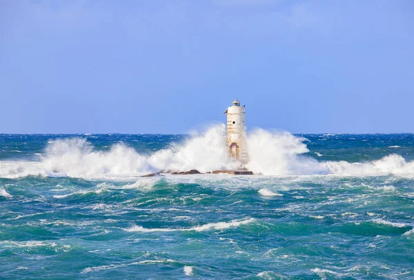 Der Leuchtturm Der Mangiabarche Eingehüllt Von Den Wellen Eines Mistralsturms — Stockfoto