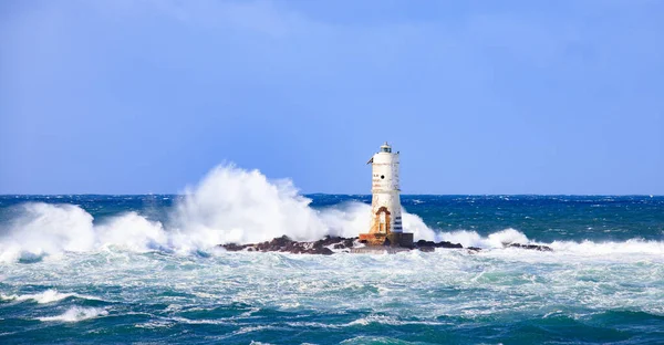 Der Leuchtturm Der Mangiabarche Eingehüllt Von Den Wellen Eines Mistralsturms — Stockfoto