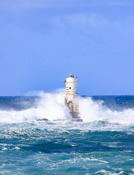 万華鏡 の灯台は 暴風雨の波に包まれ — ストック写真