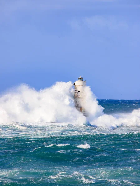 Grande Tempesta Con Grandi Onde Vicino Faro — Foto Stock