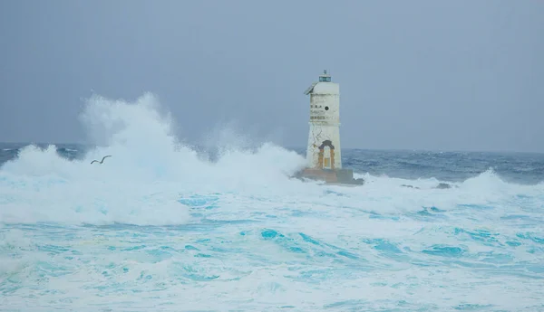 Golven Die Botsen Tegen Vuurtoren Van Mangiabarche Scoglio Mangiabarche Calsetta — Stockfoto