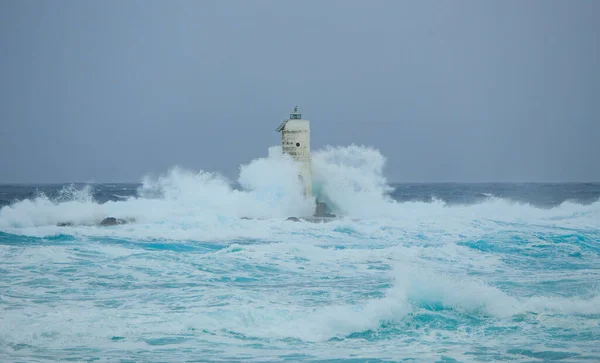 Latarnia Morska Mangiabarche Otoczona Falami Mistralnej Burzy Wiatrowej — Zdjęcie stockowe