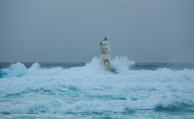 Mangiabarche 'ın deniz feneri mistral bir fırtınanın dalgalarıyla örtülü.