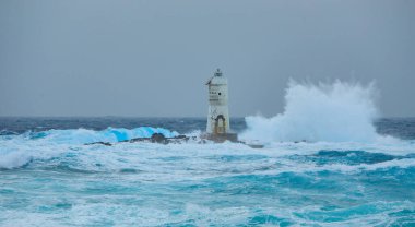 Mangiabarche 'ın deniz feneri mistral bir fırtınanın dalgalarıyla örtülü.