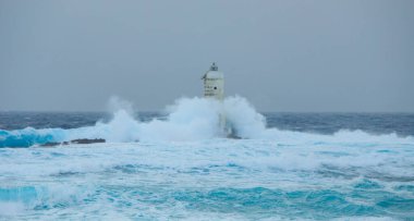 Mangiabarche 'ın deniz feneri mistral bir fırtınanın dalgalarıyla örtülü.