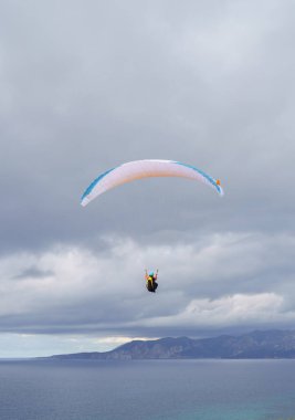 Sardunya 'nın güneyindeki dağlarda paraglid uçuşu.