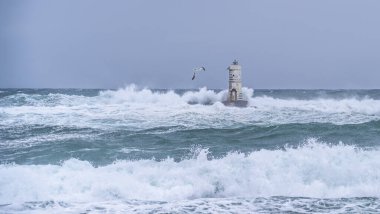 Mangiabarche 'ın deniz feneri mistral bir fırtınanın dalgalarıyla örtülü.