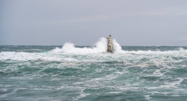 Mangiabarche 'ın deniz feneri mistral bir fırtınanın dalgalarıyla örtülü.