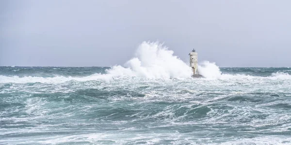 Vuurtoren Van Mangiabarche Omhuld Door Golven Van Een Mistrale Wind — Stockfoto